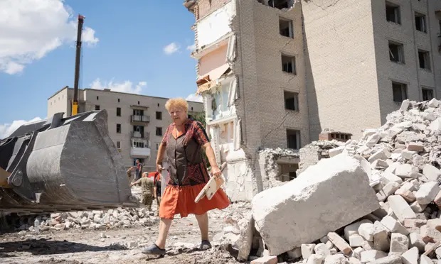 Thị trấn miền Đông Ukraine quay cuồng sau cuộc tấn công dữ dội của Nga - Ảnh 1.