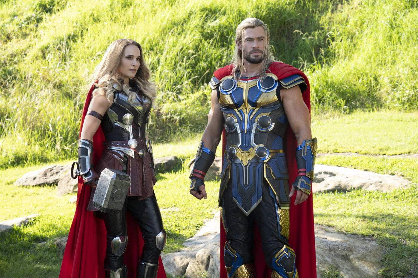 &quot;Thor: Love and Thunder&quot;: Hành động &quot;kỳ lạ&quot; trước khi hôn Natalie Portman của &quot;Thần sấm&quot; - Ảnh 1.