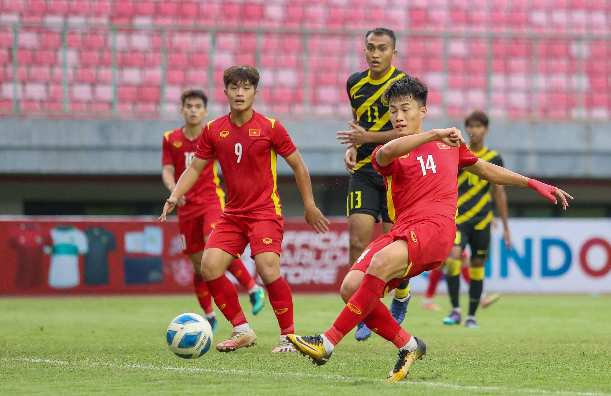 HLV Đinh Thế Nam lý giải nguyên nhân U19 Việt Nam thua trắng U19 Malaysia - Ảnh 1.