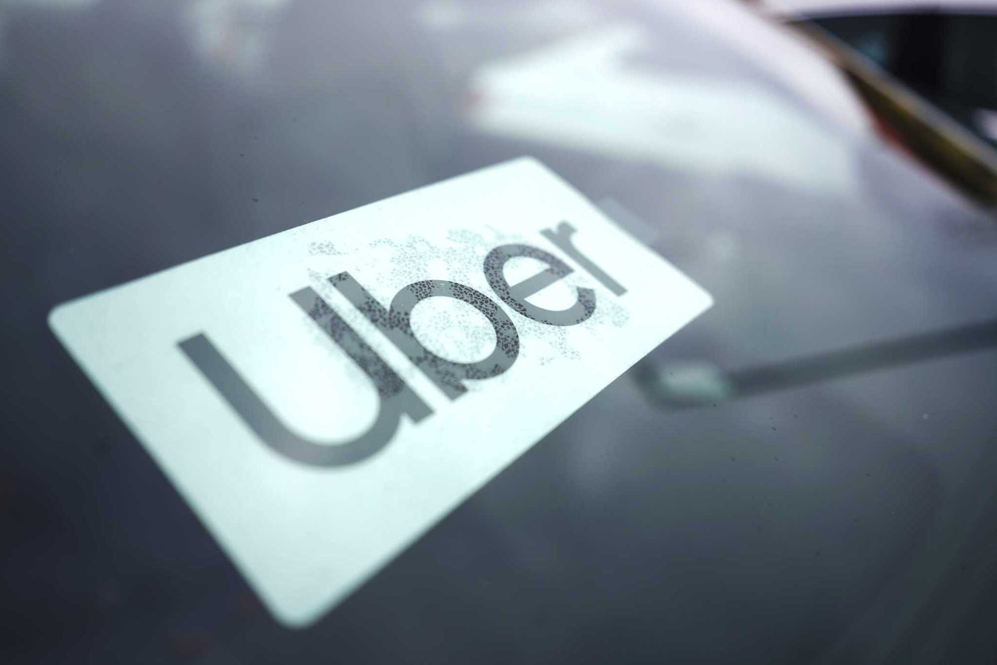Uber đang bị kiện bởi hơn 500 phụ nữ, những người cho rằng họ đã bị các tài xế sử dụng nền tảng gọi xe này hành hung. Ảnh: @AFP.