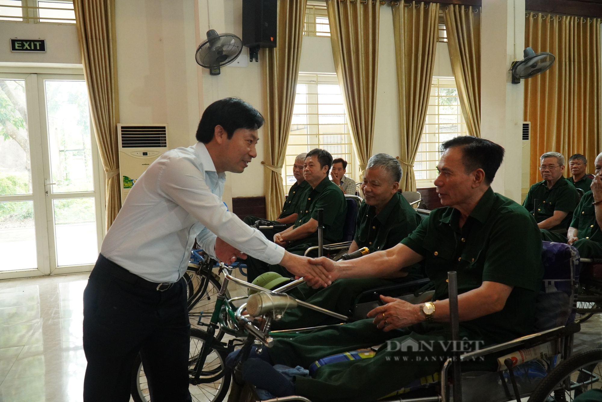 Phó Chủ tịch T.Ư Hội NDVN Nguyễn Xuân Định thăm, tặng quà Trung tâm Điều dưỡng thương binh Thuận Thành - Ảnh 2.