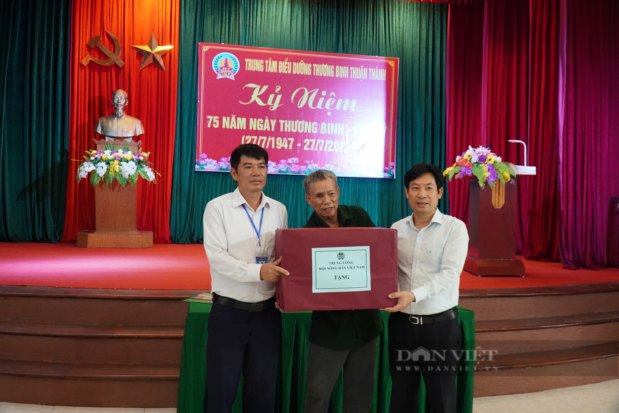 Phó Chủ tịch T.Ư Hội NDVN Nguyễn Xuân Định thăm, tặng quà Trung tâm Điều dưỡng thương binh Thuận Thành - Ảnh 1.