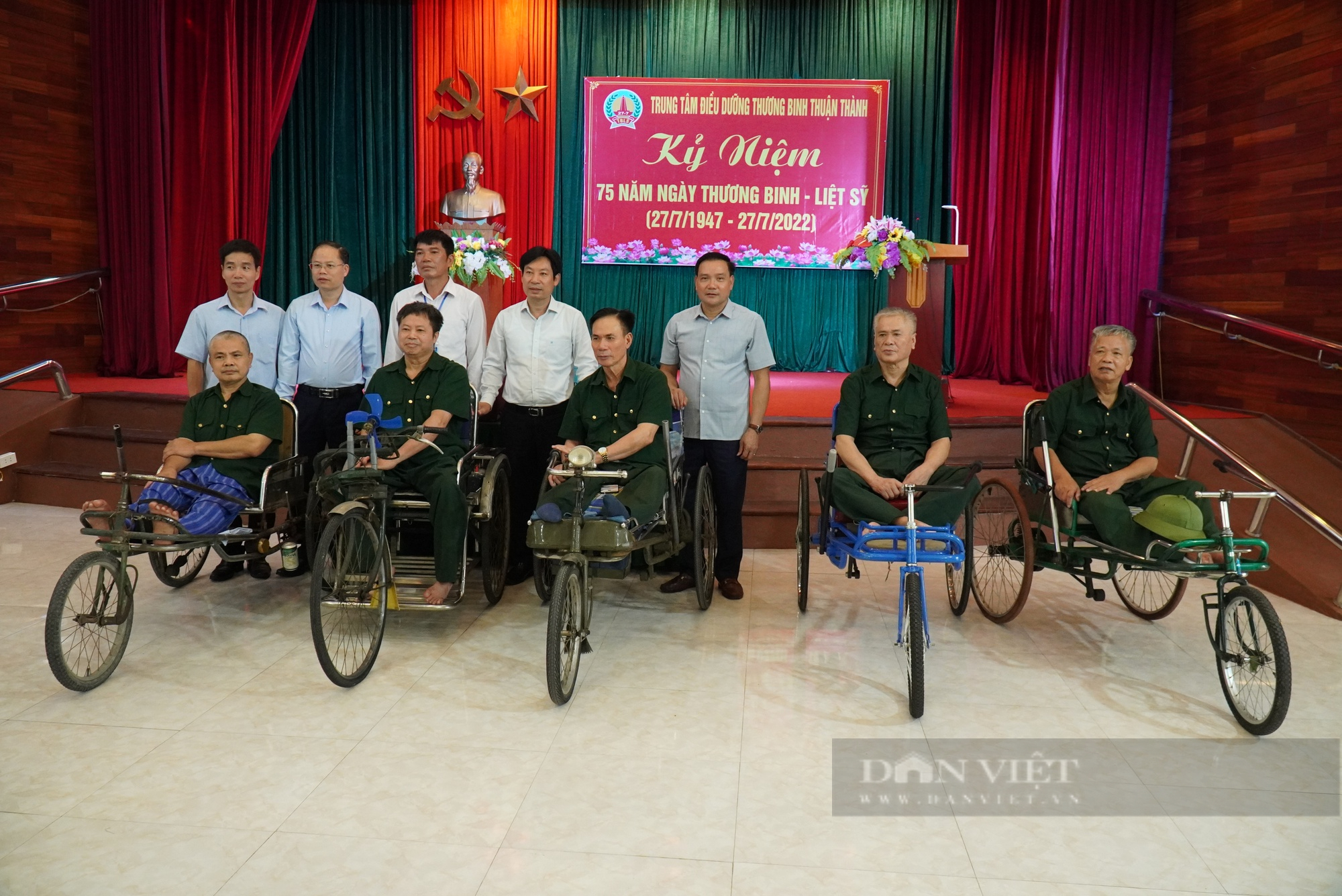 Phó Chủ tịch T.Ư Hội NDVN Nguyễn Xuân Định thăm, tặng quà Trung tâm Điều dưỡng thương binh Thuận Thành - Ảnh 4.