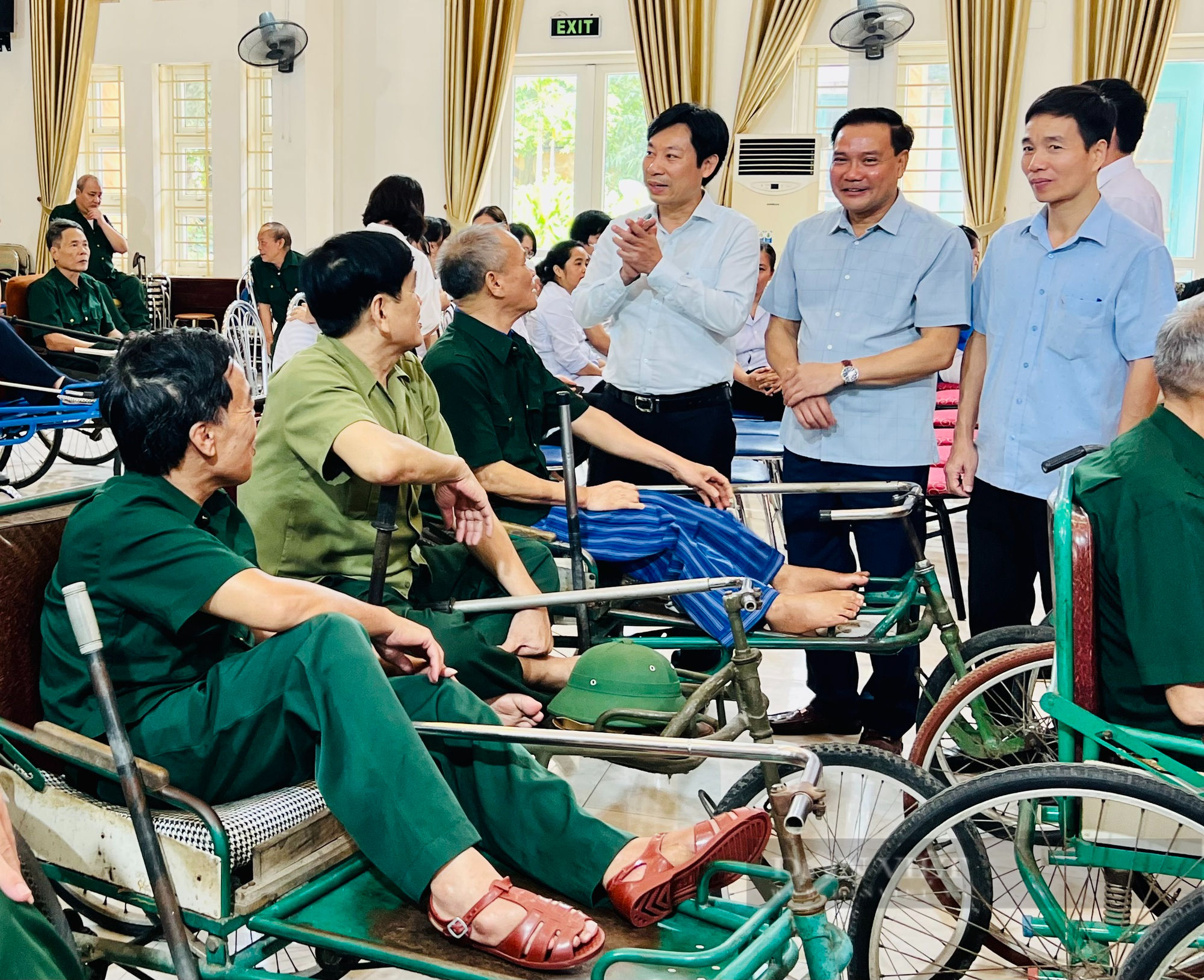 Phó Chủ tịch T.Ư Hội NDVN Nguyễn Xuân Định thăm, tặng quà Trung tâm Điều dưỡng thương binh Thuận Thành - Ảnh 3.