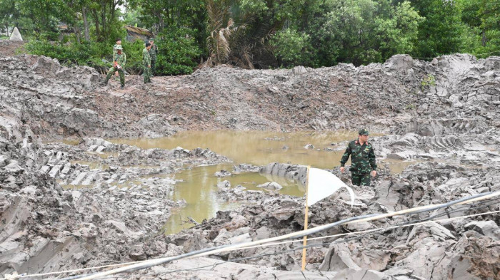 Phát hiện xác máy bay trong ao tôm ở Trà Vinh - Ảnh 1.