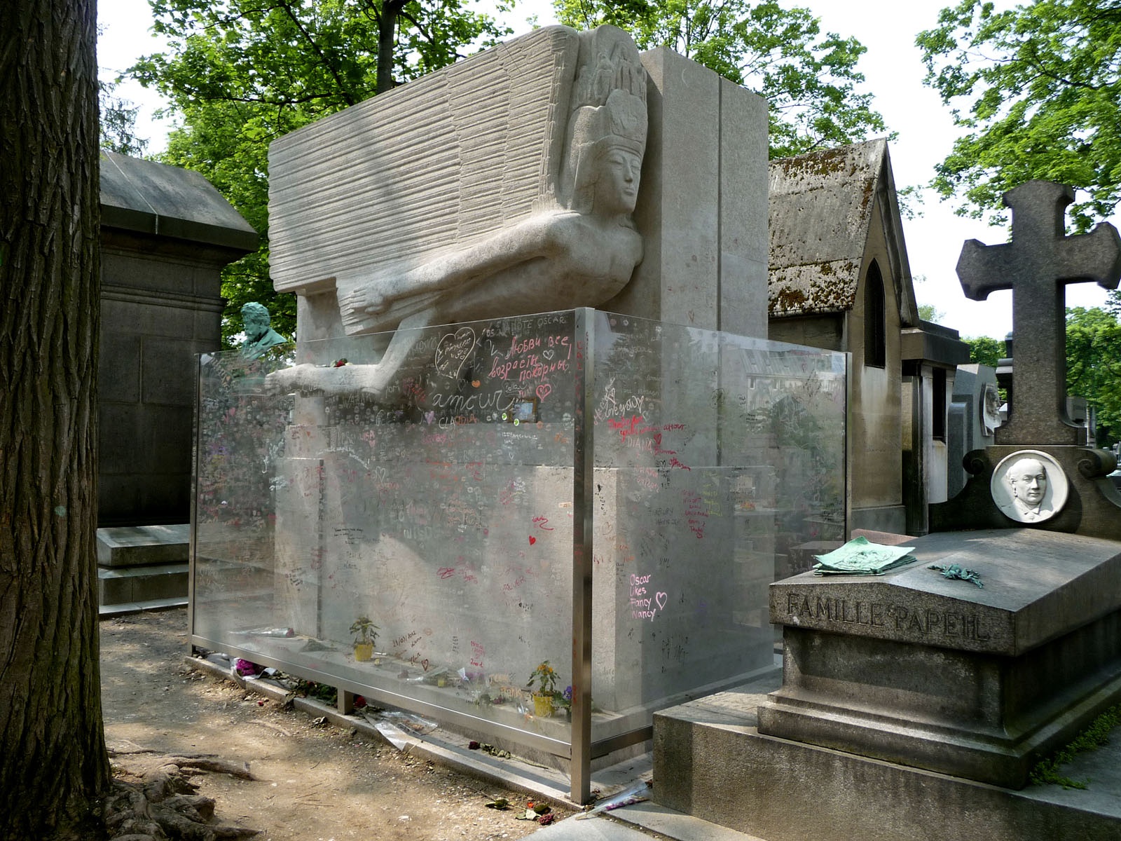 Kỳ lạ trào lưu hôn ngôi mộ với hình tượng khỏa thân suốt nhiều thập kỷ - Ảnh 4.
