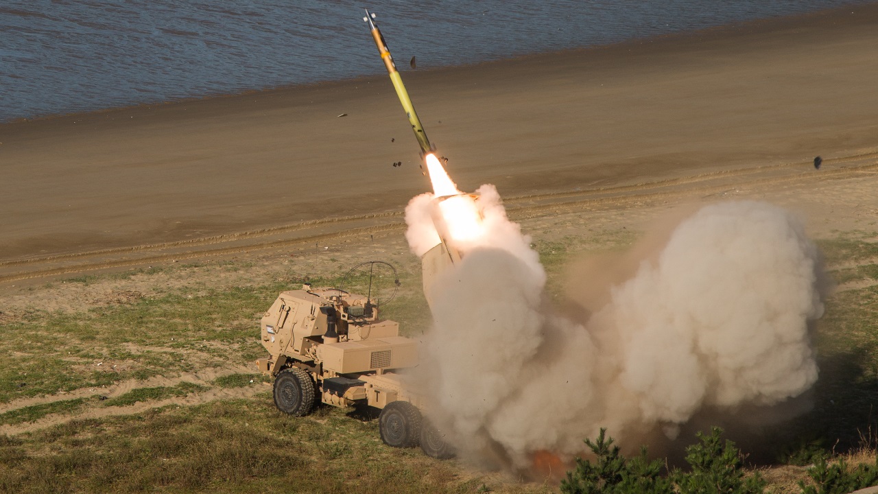 Vì sao siêu pháo phản lực Mỹ HIMARS khiến các tướng Nga 'toát mồ hôi' trên chiến trường Ukraine? - Ảnh 1.