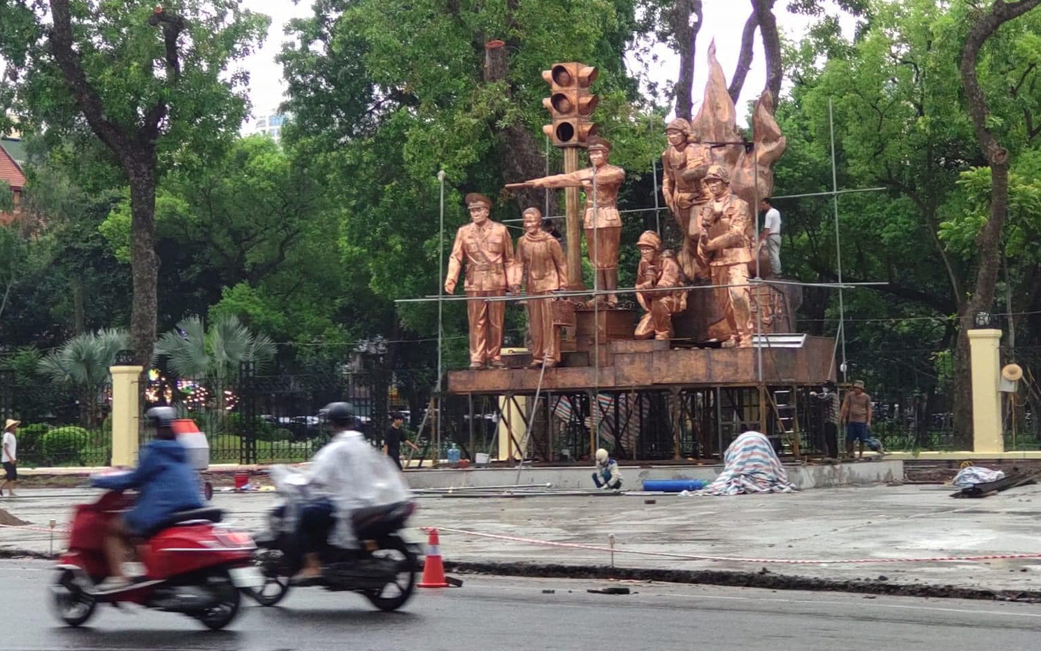Tranh cãi về cụm tượng đài CSGT, PCCC ở Công viên Thống Nhất – Hà Nội: Sao chép và khiên cưỡng?