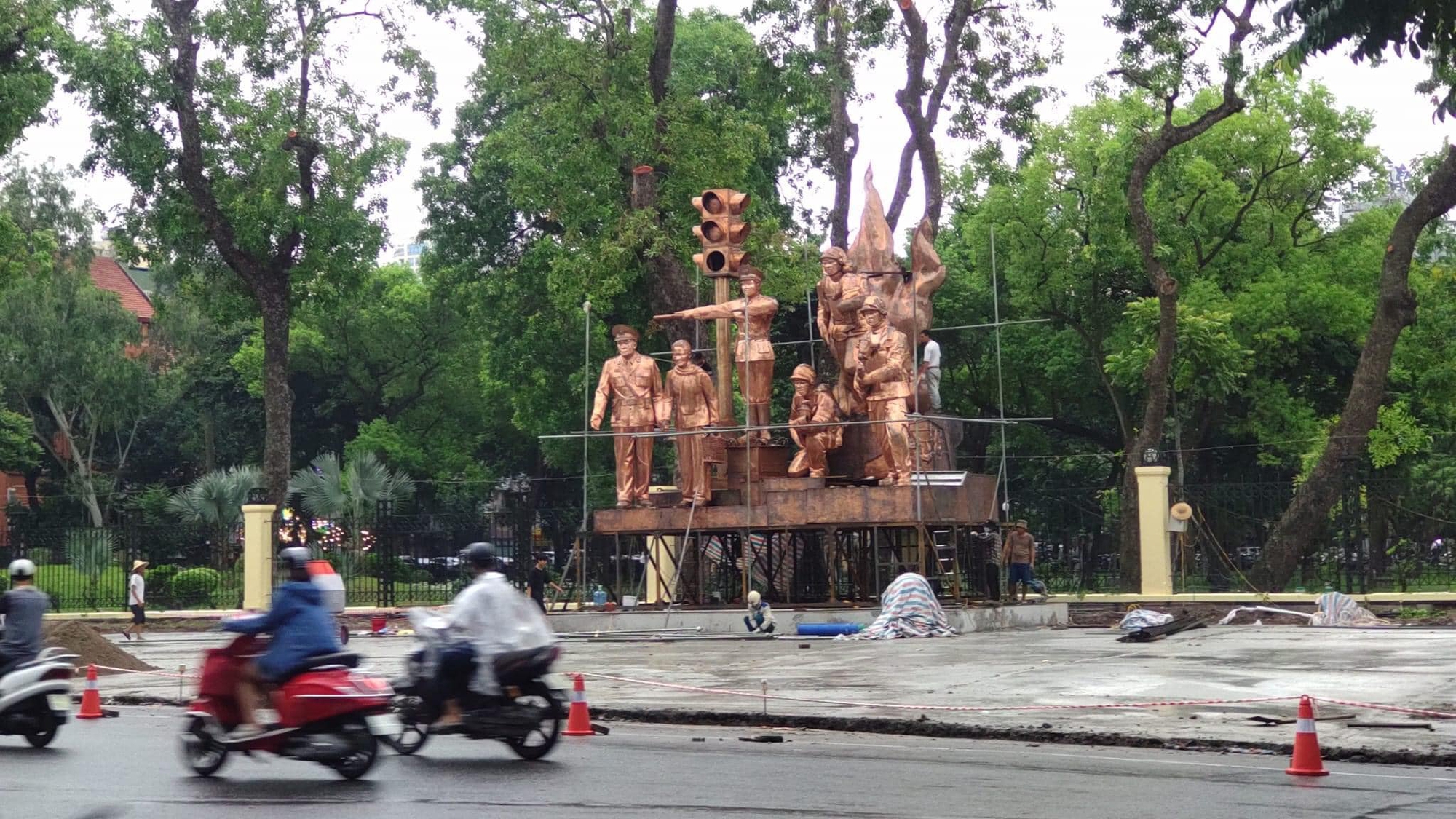 Tranh cãi về cụm tượng đài CSGT, PCCC ở Công viên Thống Nhất – Hà Nội: Sao chép và lắp ghép khiên cưỡng? - Ảnh 1.