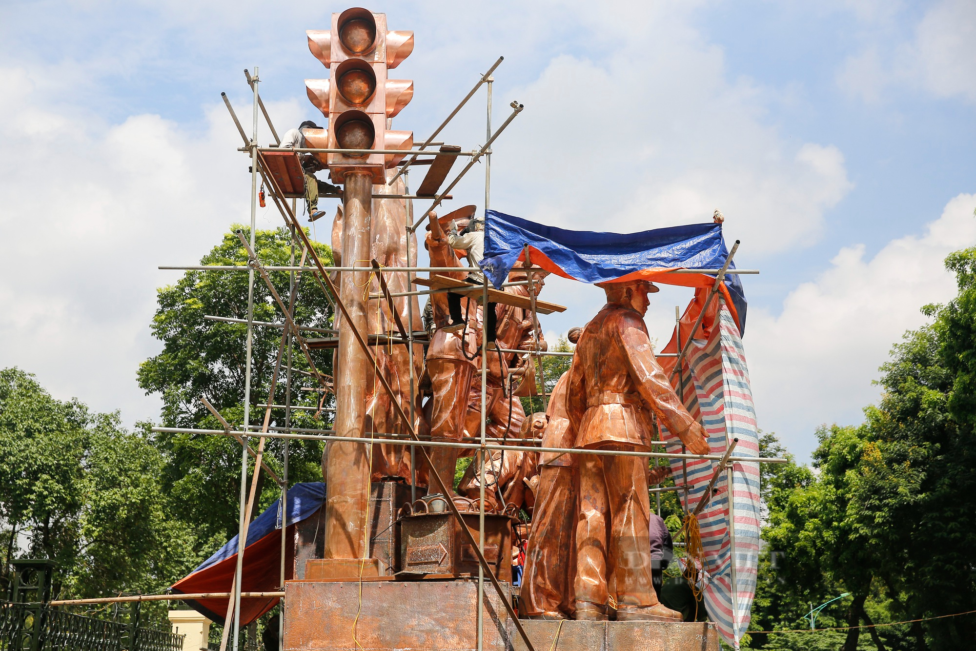 Tranh cãi về cụm tượng đài CSGT, PCCC ở Công viên Thống Nhất – Hà Nội: Sao chép và lắp ghép khiên cưỡng? - Ảnh 2.