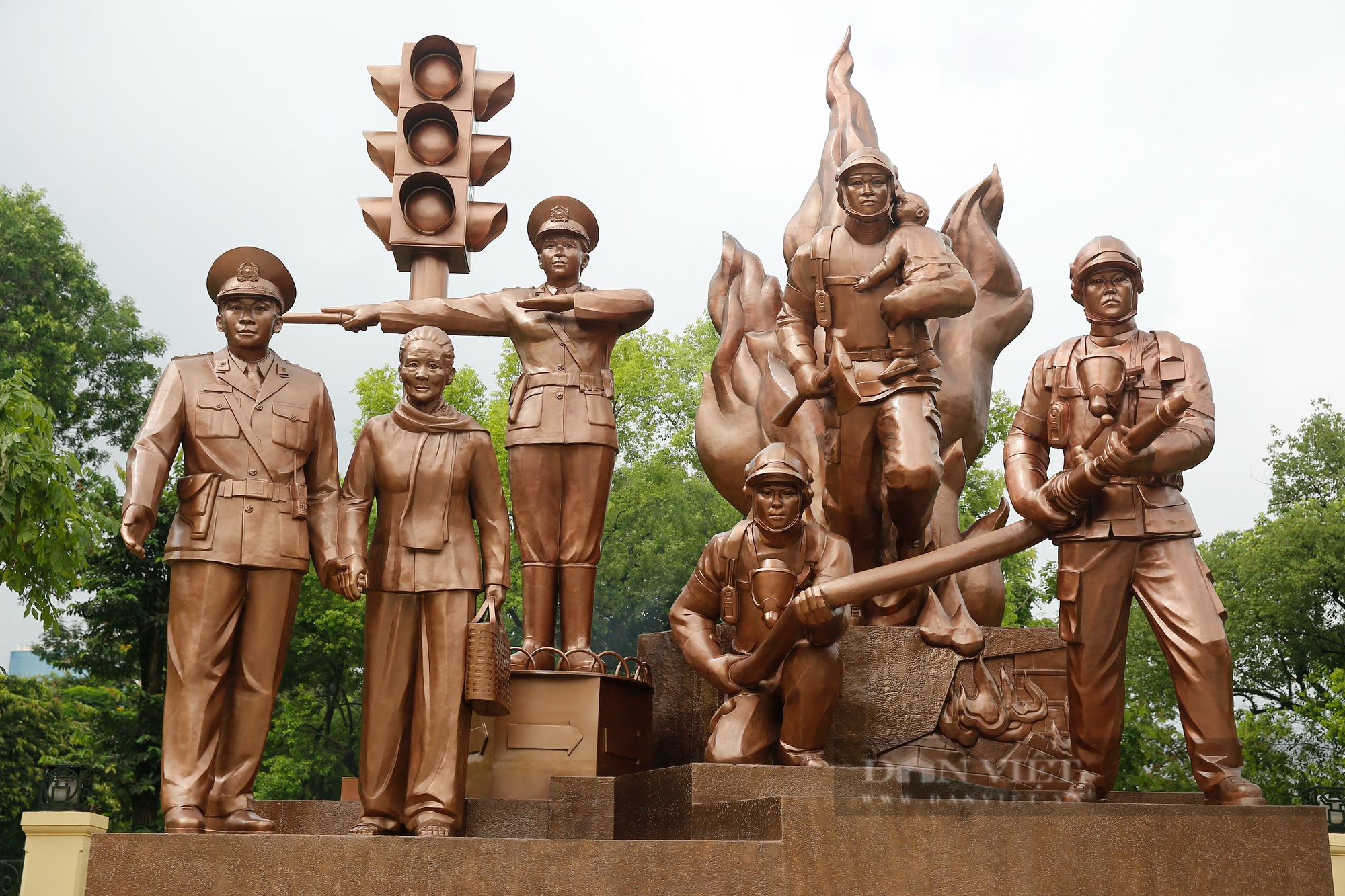 Hình ảnh tượng đài chiến sĩ CSGT và PCCC ở công viên Thống Nhất sau khi hoàn thiện - Ảnh 2.