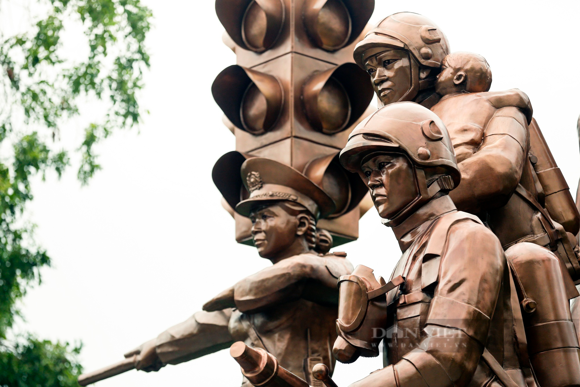 Hình ảnh tượng đài chiến sĩ CSGT và PCCC ở công viên Thống Nhất sau khi hoàn thiện - Ảnh 4.