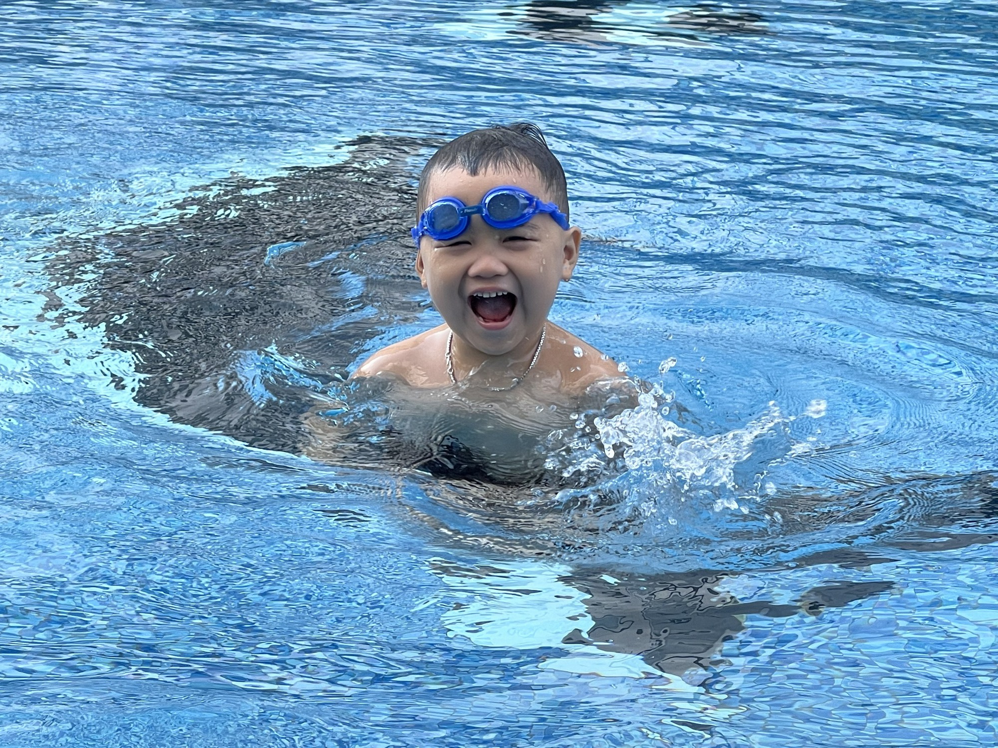 Đồng Nai: Trẻ em hứng khởi học bơi mùa hè, hạn chế đuối nước - Ảnh 6.
