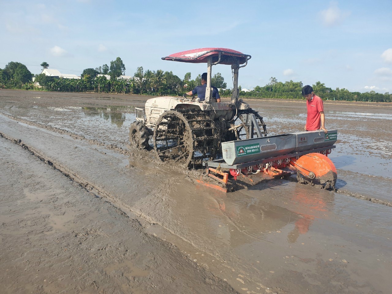 Bạc Liêu: &quot;Cách mạng&quot; giảm lượng lúa giống nhờ máy sạ lúa theo khóm, lúa lên đẹp như tranh - Ảnh 4.