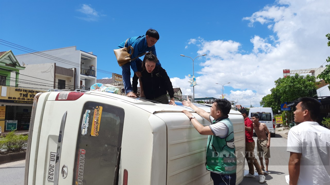 Người dân Quảng Trị ứng cứu 14 hành khách bị lật xe - Ảnh 3.
