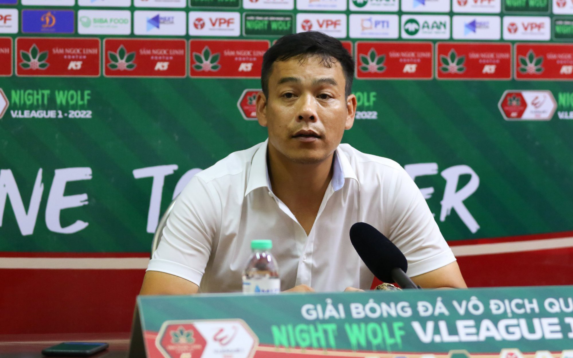 SLNA vươn lên dẫn đầu V.League 2022, HLV Nguyễn Huy Hoàng nói gì?
