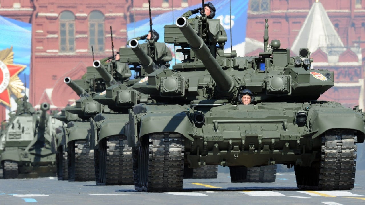 Điều TT Putin không muốn thấy ở Ukraine đã xảy ra: Xe tăng tối tân của Nga bị lính dù Ukraine hạ gục dễ dàng - Ảnh 1.