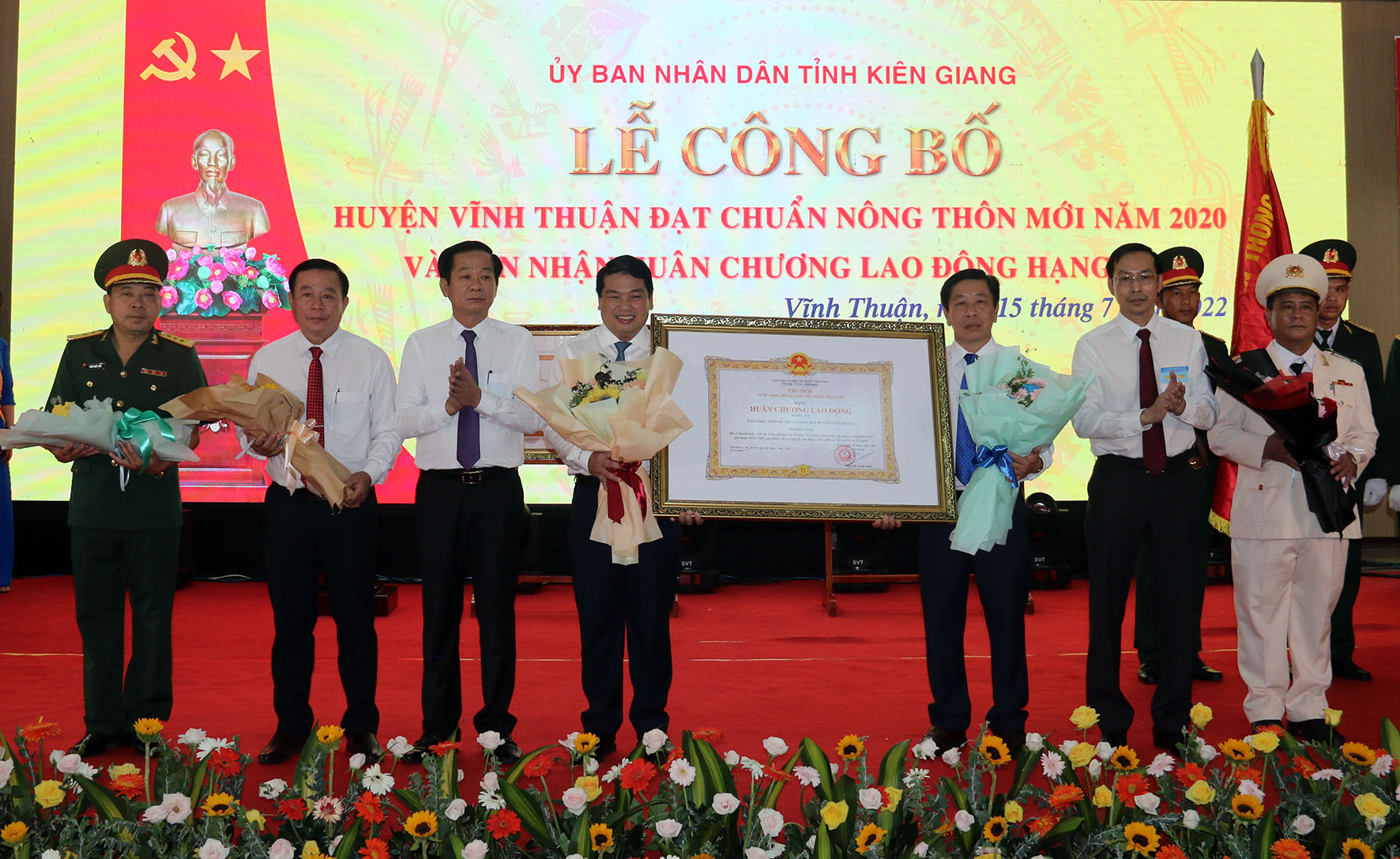 Kiên Giang: Công bố huyện Vĩnh Thuận đạt chuẩn nông thôn mới - Ảnh 2.