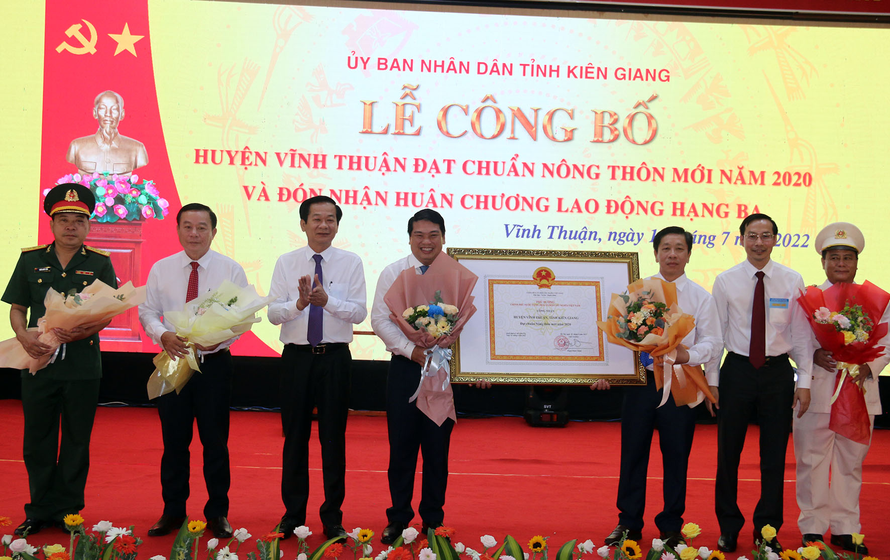 Kiên Giang: Công bố huyện Vĩnh Thuận đạt chuẩn nông thôn mới - Ảnh 1.