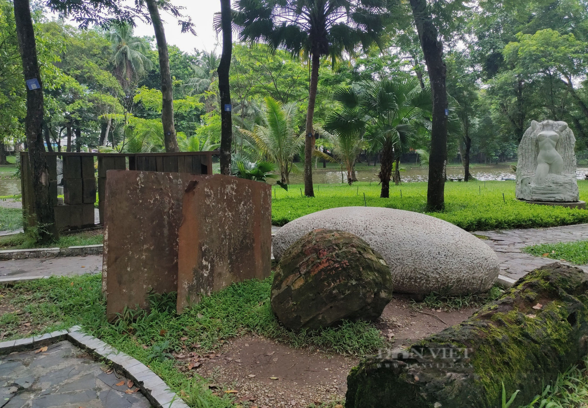 Hà Nội: Vườn tượng nghệ thuật hoang tàn trong Công viên Bách Thảo - Ảnh 12.