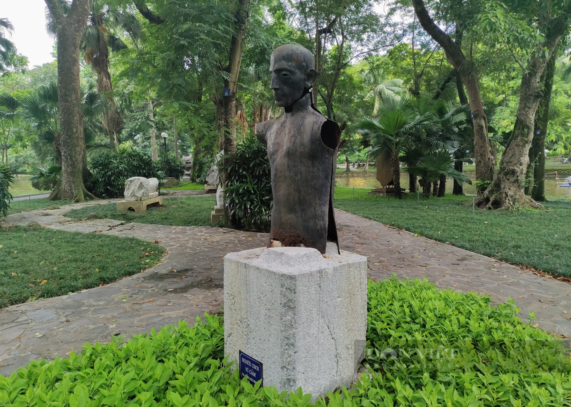 Hà Nội: Vườn tượng nghệ thuật hoang tàn trong Công viên Bách Thảo - Ảnh 6.