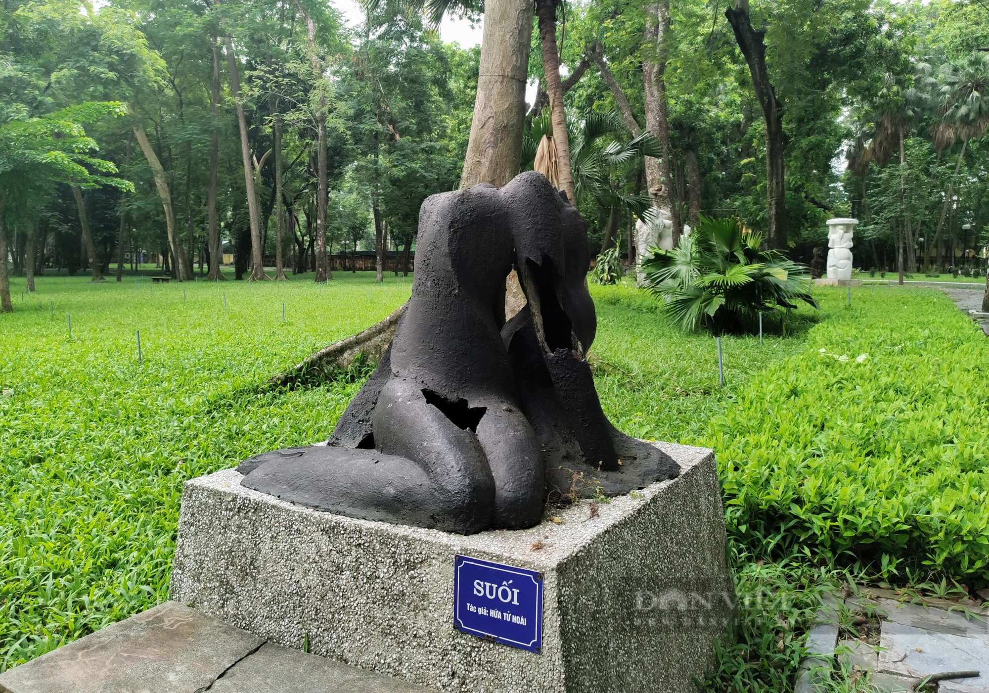 Hà Nội: Vườn tượng nghệ thuật hoang tàn trong Công viên Bách Thảo - Ảnh 2.