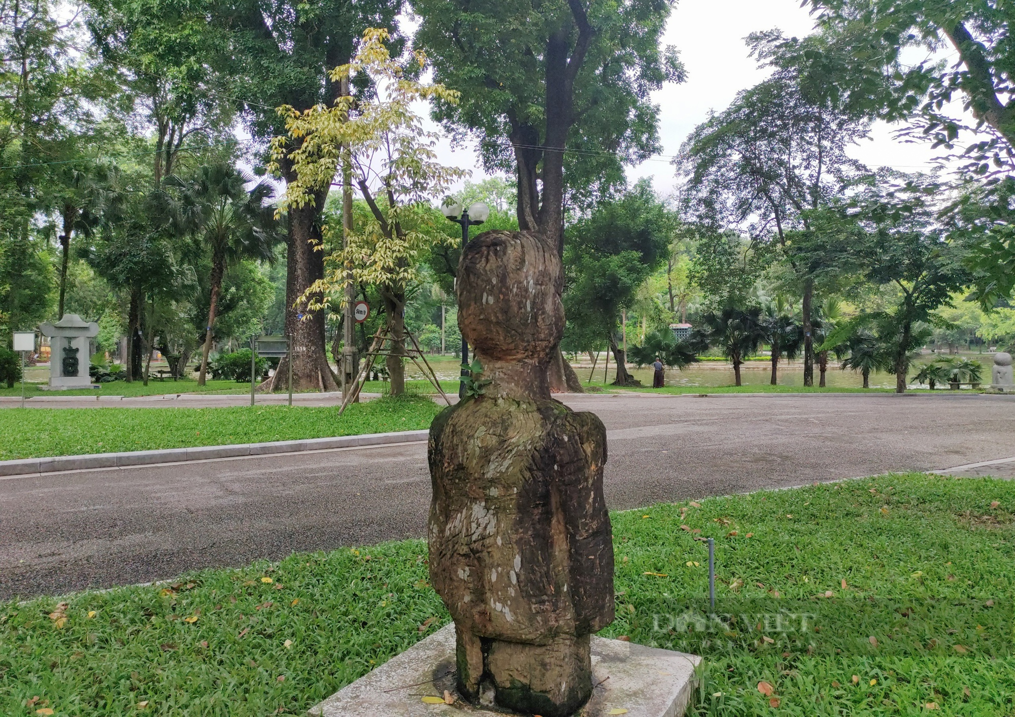 Hà Nội: Vườn tượng nghệ thuật hoang tàn trong Công viên Bách Thảo - Ảnh 4.