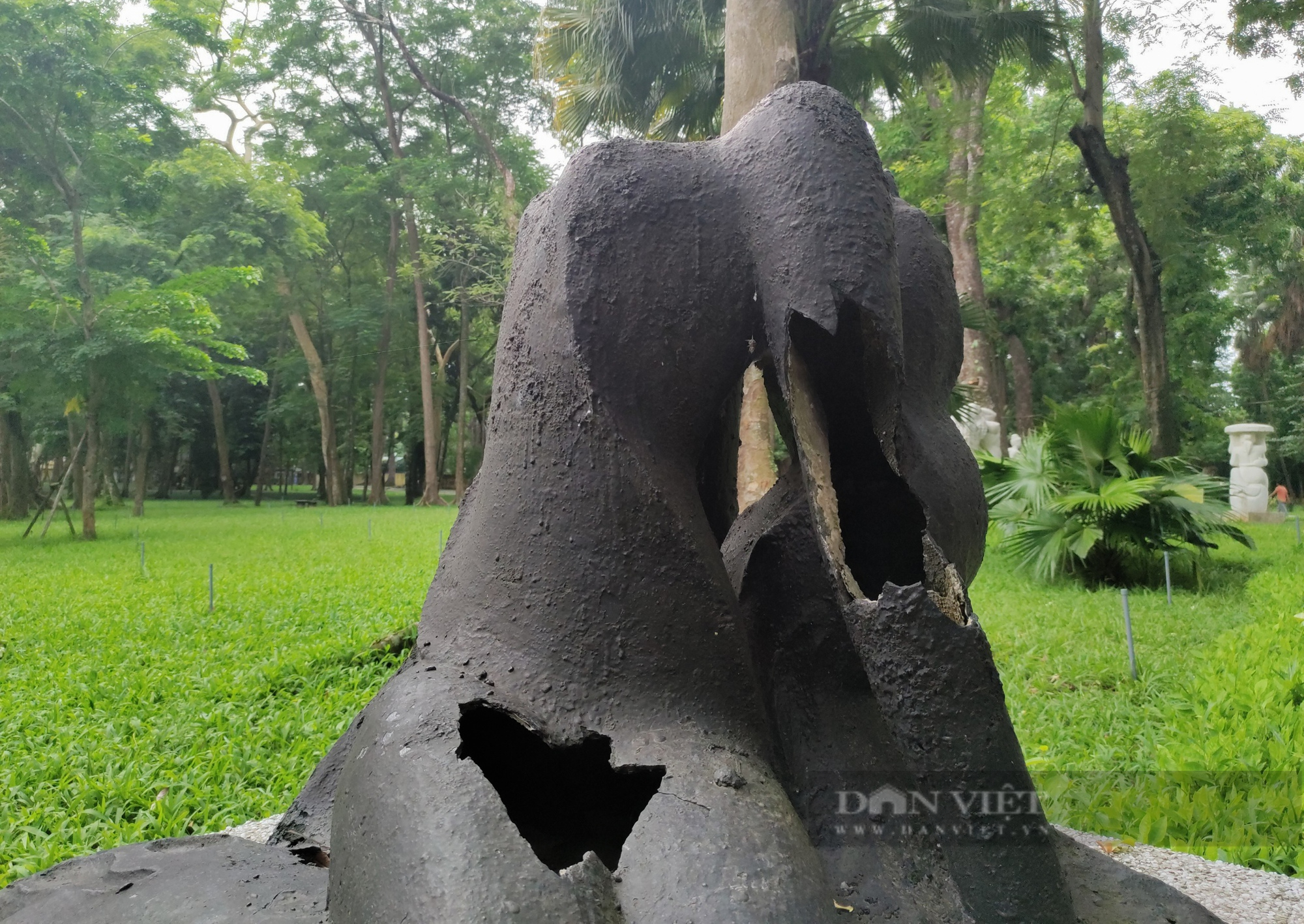 Hà Nội: Vườn tượng nghệ thuật hoang tàn trong Công viên Bách Thảo - Ảnh 3.