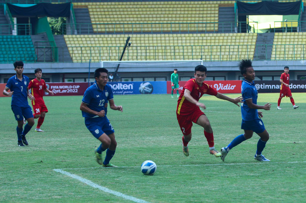 Thua U19 Việt Nam, U19 Thái Lan bị CĐV công kích - Ảnh 1.