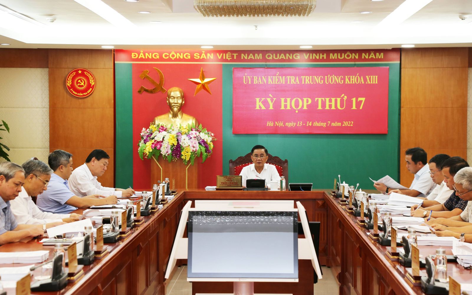 Kỷ luật Chủ tịch tỉnh Phú Yên và đề nghị kỷ luật một Ủy viên Trung ương