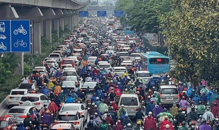 Việc xây dựng thêm nhà cao tầng tại các khu đất vàng có thể khiến vấn nạn tắc đường càng khó giải quyết (Ảnh: TN)