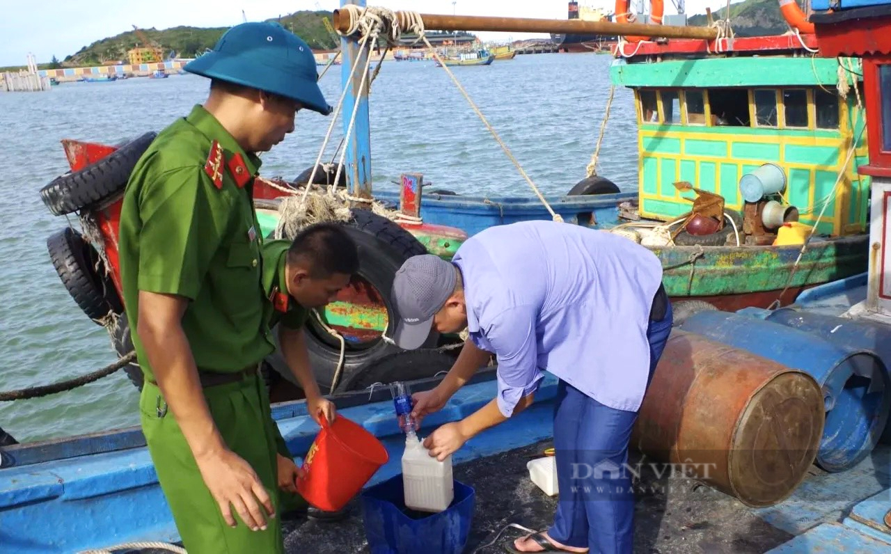 Bắt 2 tàu cá chở 7.000 lít dầu không nguồn gốc trên vùng biển Quảng Bình - Ảnh 2.