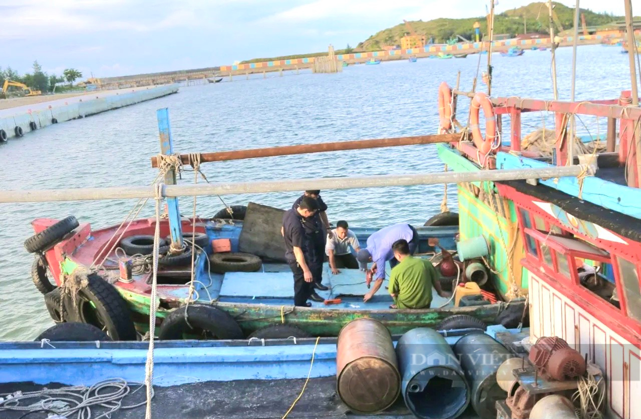 Bắt 2 tàu cá chở 7.000 lít dầu không nguồn gốc trên vùng biển Quảng Bình - Ảnh 1.