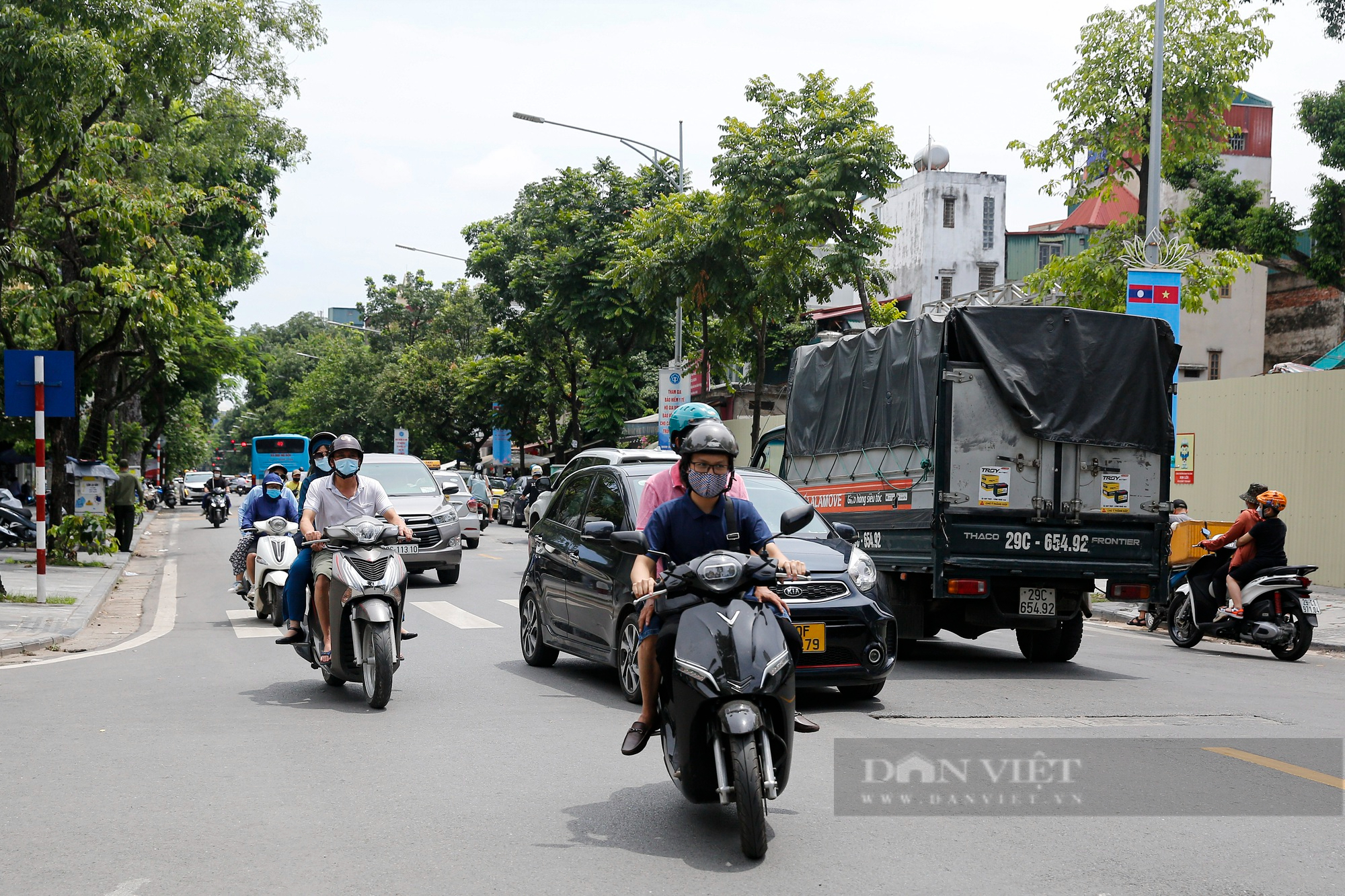 Nhiều người đi ngược chiều sau khi Hà Nội thí điểm cho xe lưu thông 2 chiều ở phố Quang Trung - Ảnh 2.
