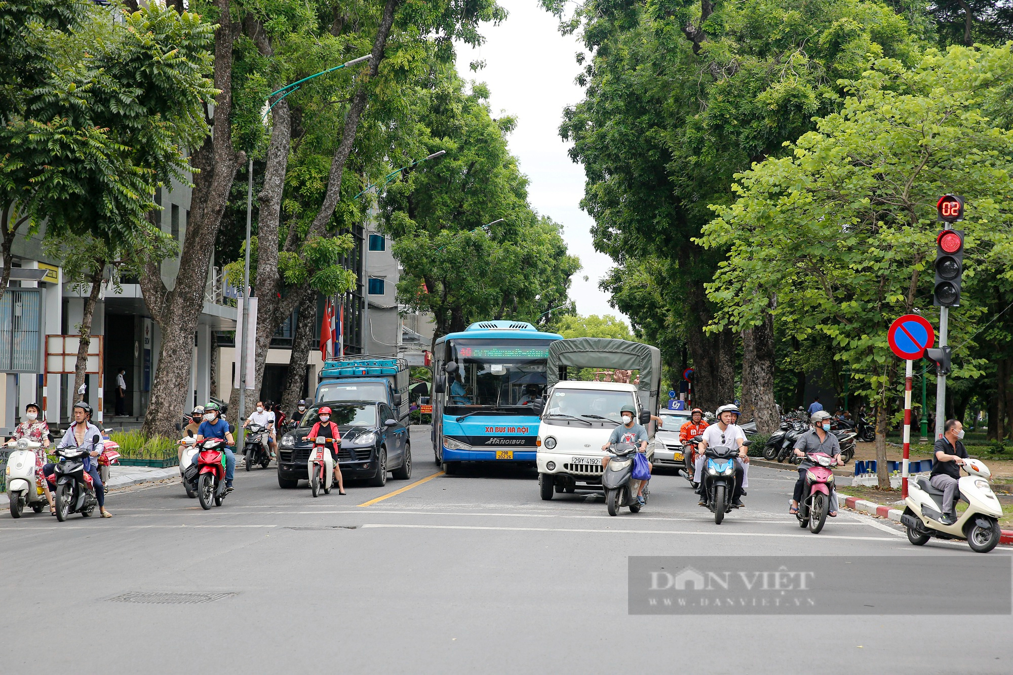 Nhiều người đi ngược chiều sau khi Hà Nội thí điểm cho xe lưu thông 2 chiều ở phố Quang Trung - Ảnh 4.