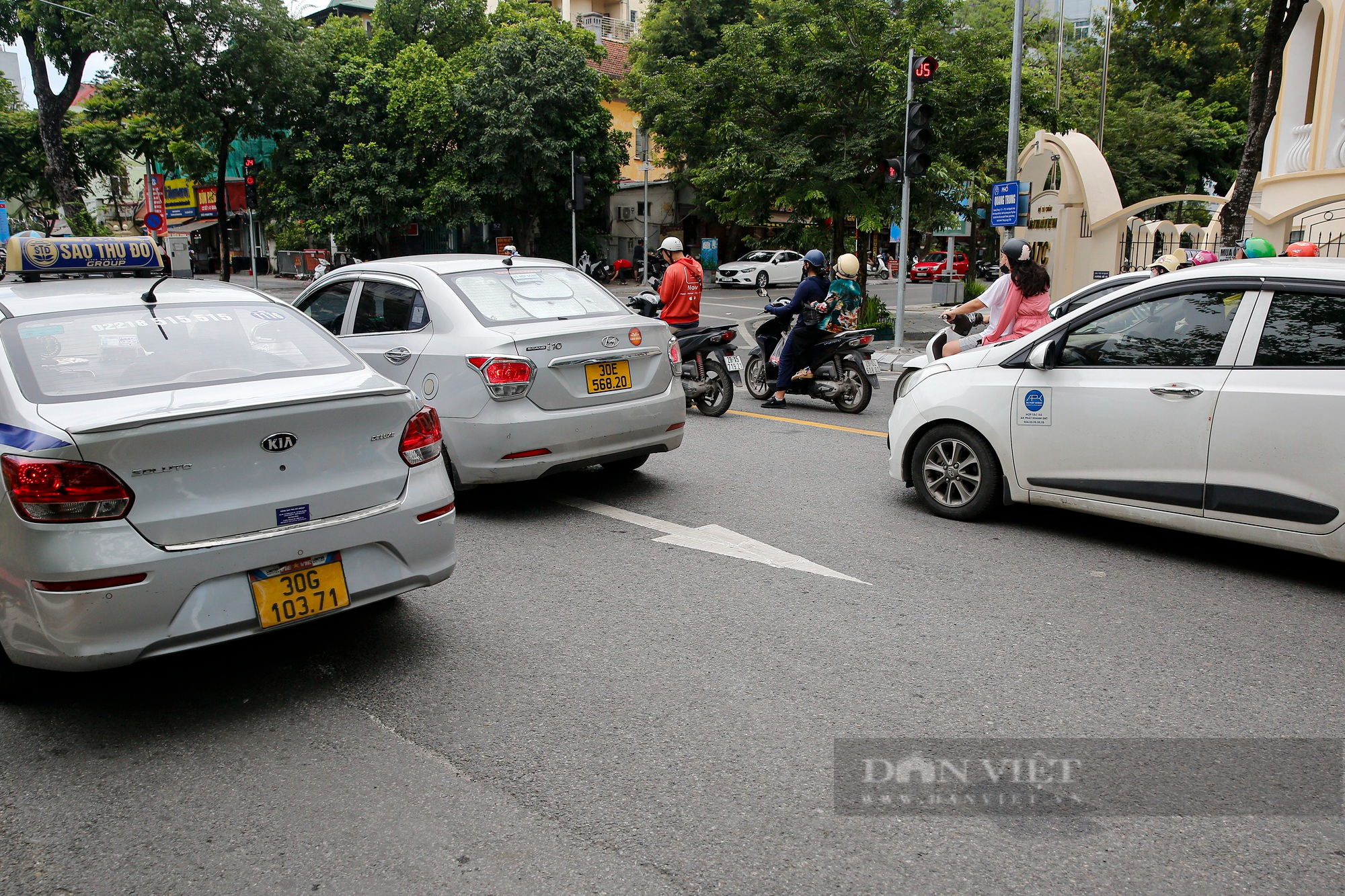 Nhiều người đi ngược chiều sau khi Hà Nội thí điểm cho xe lưu thông 2 chiều ở phố Quang Trung - Ảnh 5.