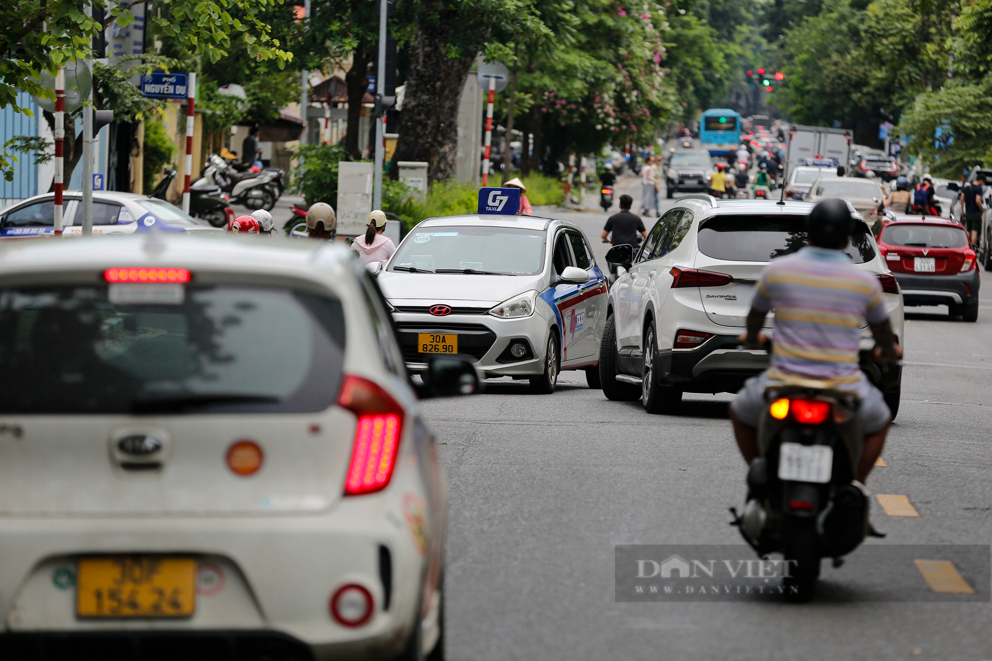 Nhiều người đi ngược chiều sau khi Hà Nội thí điểm cho xe lưu thông 2 chiều ở phố Quang Trung - Ảnh 6.
