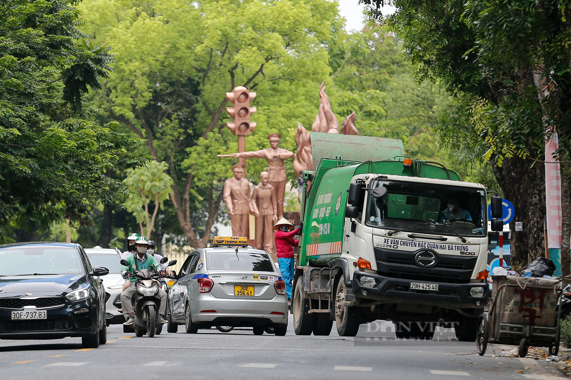 Nhiều người đi ngược chiều sau khi Hà Nội thí điểm cho xe lưu thông 2 chiều ở phố Quang Trung - Ảnh 7.