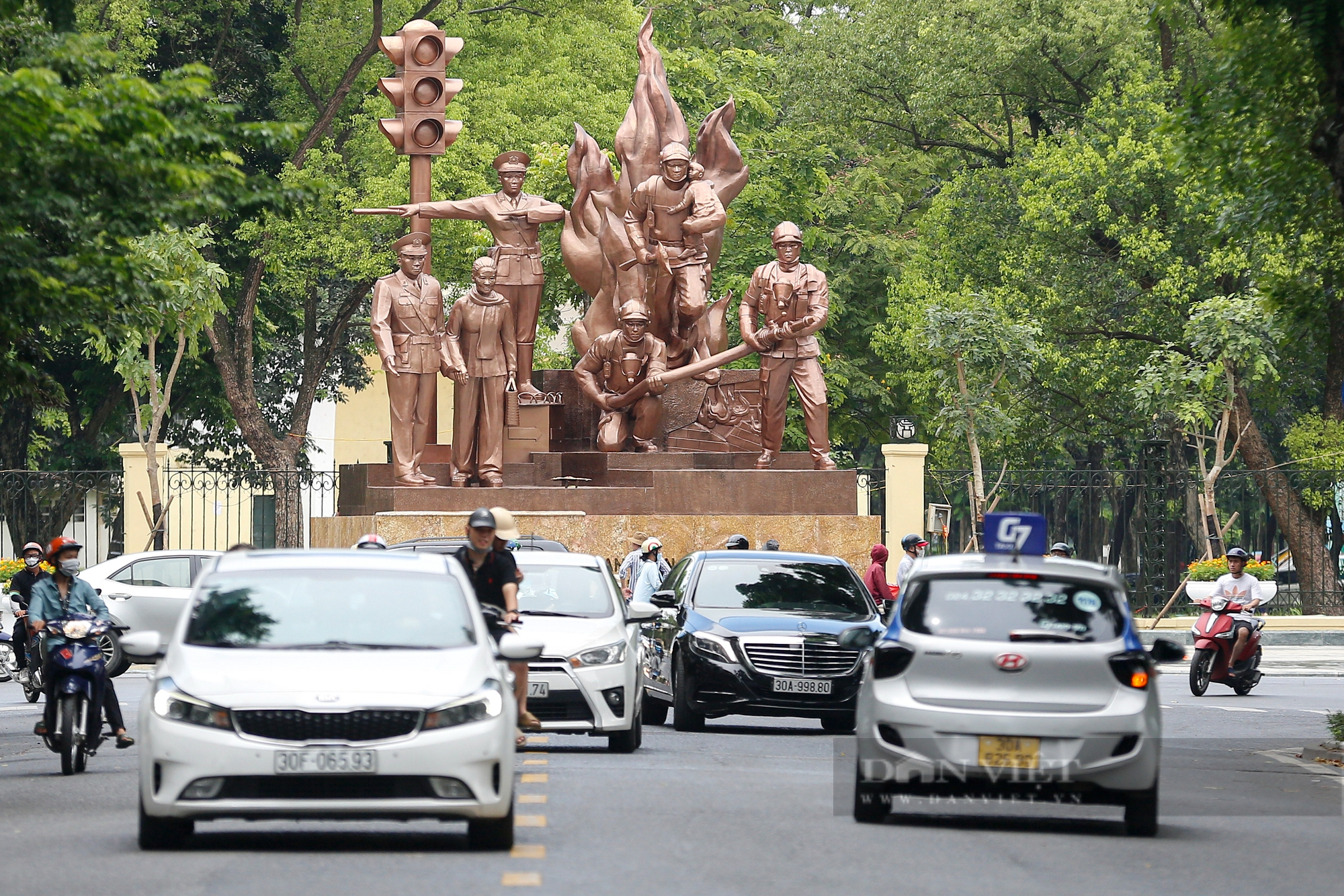 Nhiều người đi ngược chiều sau khi Hà Nội thí điểm cho xe lưu thông 2 chiều ở phố Quang Trung - Ảnh 8.