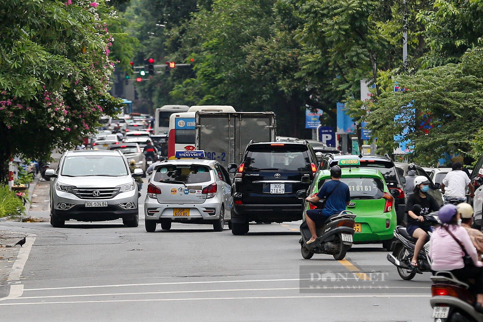 Nhiều người đi ngược chiều sau khi Hà Nội thí điểm cho xe lưu thông 2 chiều ở phố Quang Trung - Ảnh 9.
