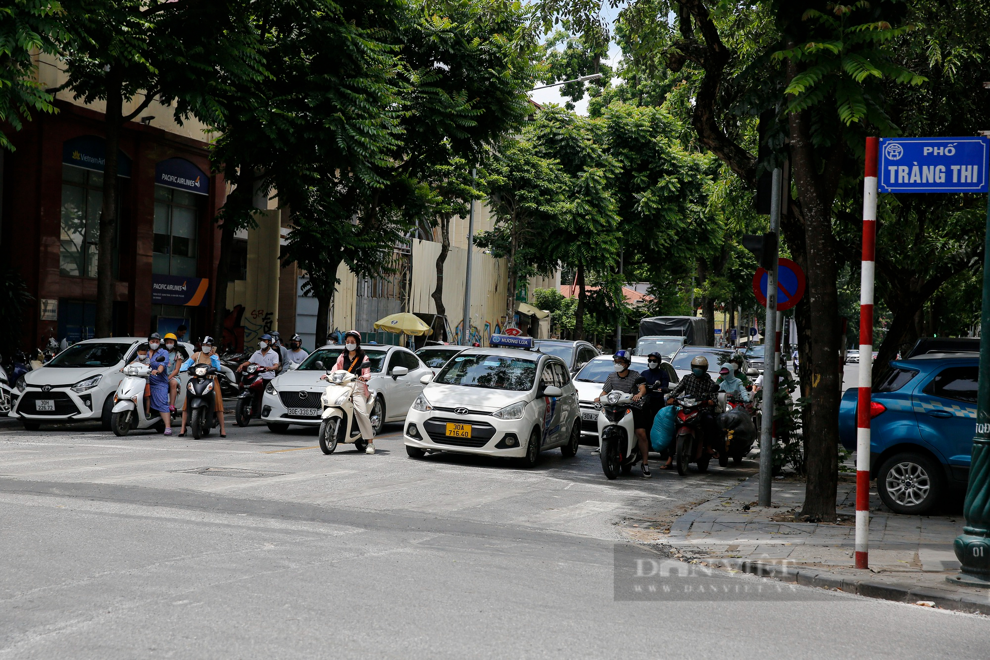 Nhiều người đi ngược chiều sau khi Hà Nội thí điểm cho xe lưu thông 2 chiều ở phố Quang Trung - Ảnh 10.