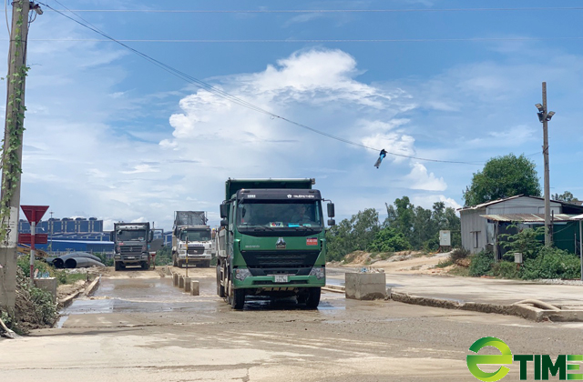 Quảng Ngãi: Đặt trạm cân khu vực dự án thép tỷ đô “trảm” xe quá tải phá đường, hành dân  - Ảnh 1.