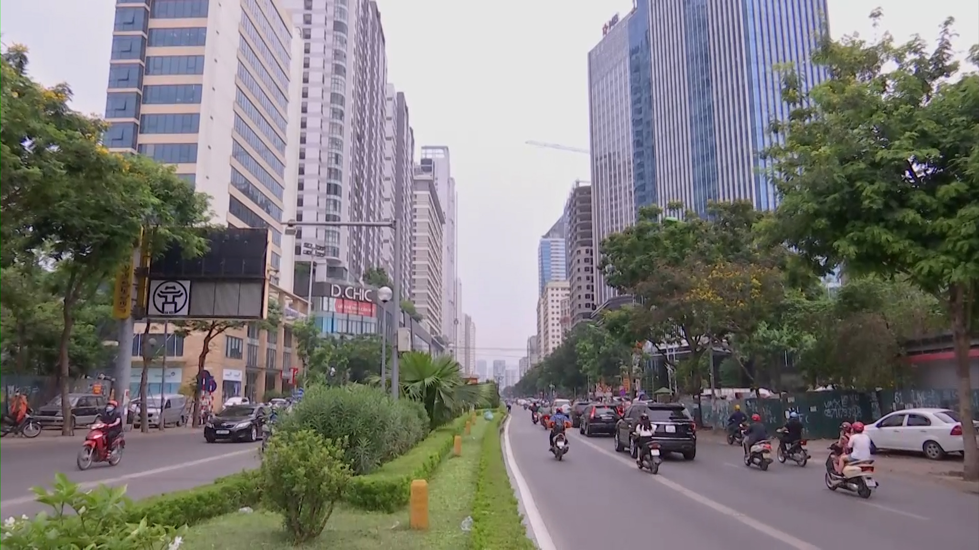 Nhiều dự án điều chỉnh sai quy hoạch đường Lê Văn Lương, không bố trí cây xanh (Ảnh: Thái Nguyễn)