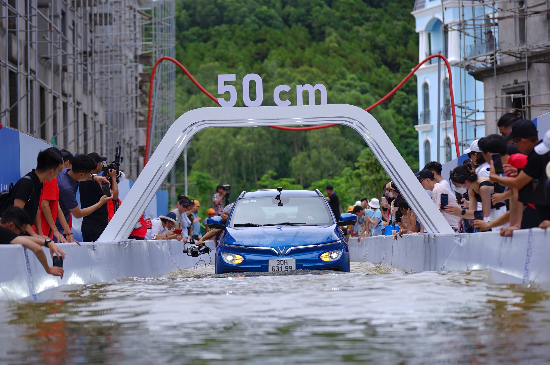 Lọt top xe bán chạy nhất Việt Nam, VinFast VF e34 khẳng định vị thế ô tô điện quốc dân cho mọi nhà - Ảnh 1.