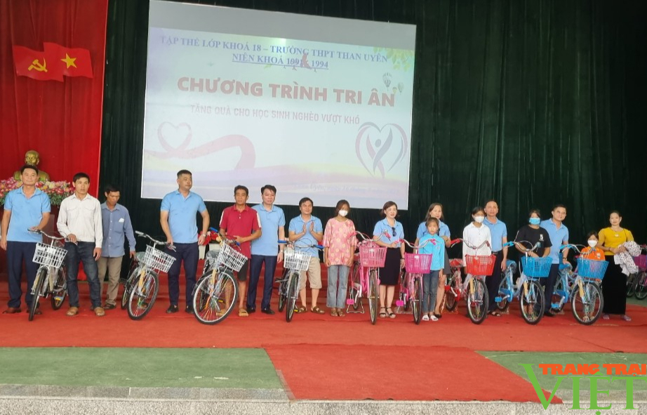 Trao học tập bổng  Quỹ xe đạp điện chở ước mơ mang lại học viên TP. Hồ Chí Minh Huế   huecitygovvn