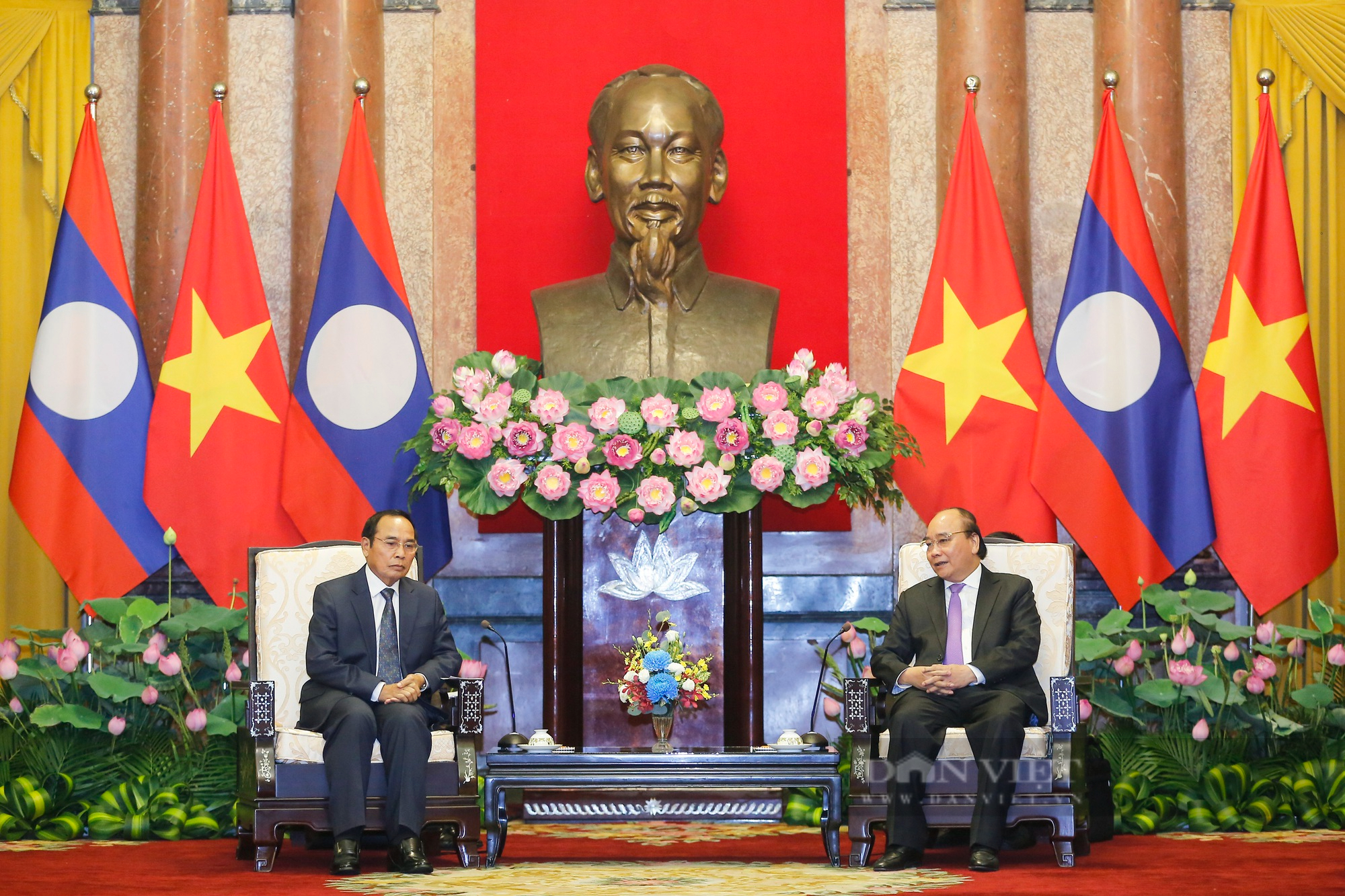 Chủ tịch nước Nguyễn Xuân Phúc đón tiếp và hội đàm với Phó Chủ tịch nước Lào Bounthong Chitmany - Ảnh 2.