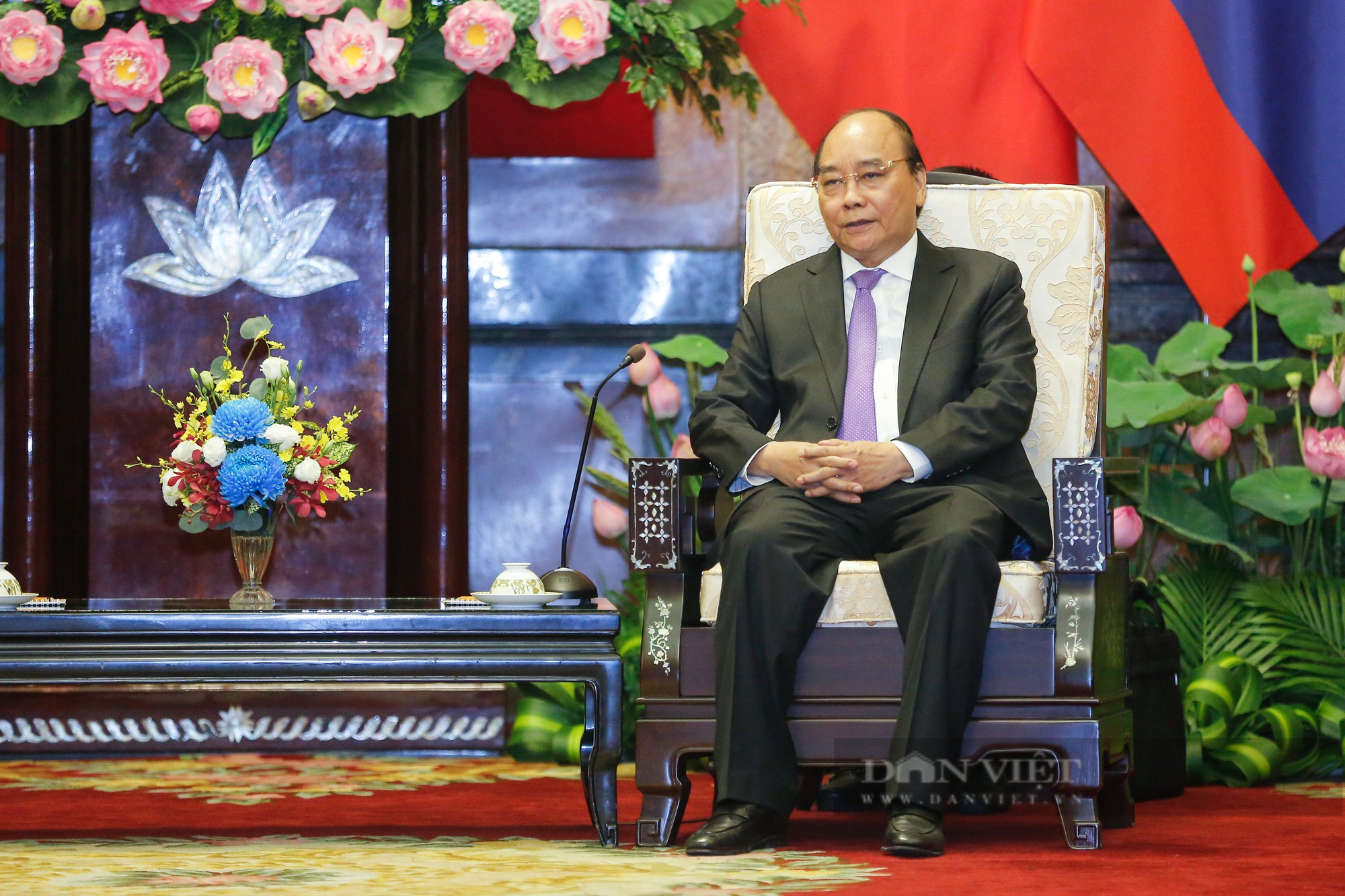 Chủ tịch nước Nguyễn Xuân Phúc đón tiếp và hội đàm với Phó Chủ tịch nước Lào Bounthong Chitmany - Ảnh 3.