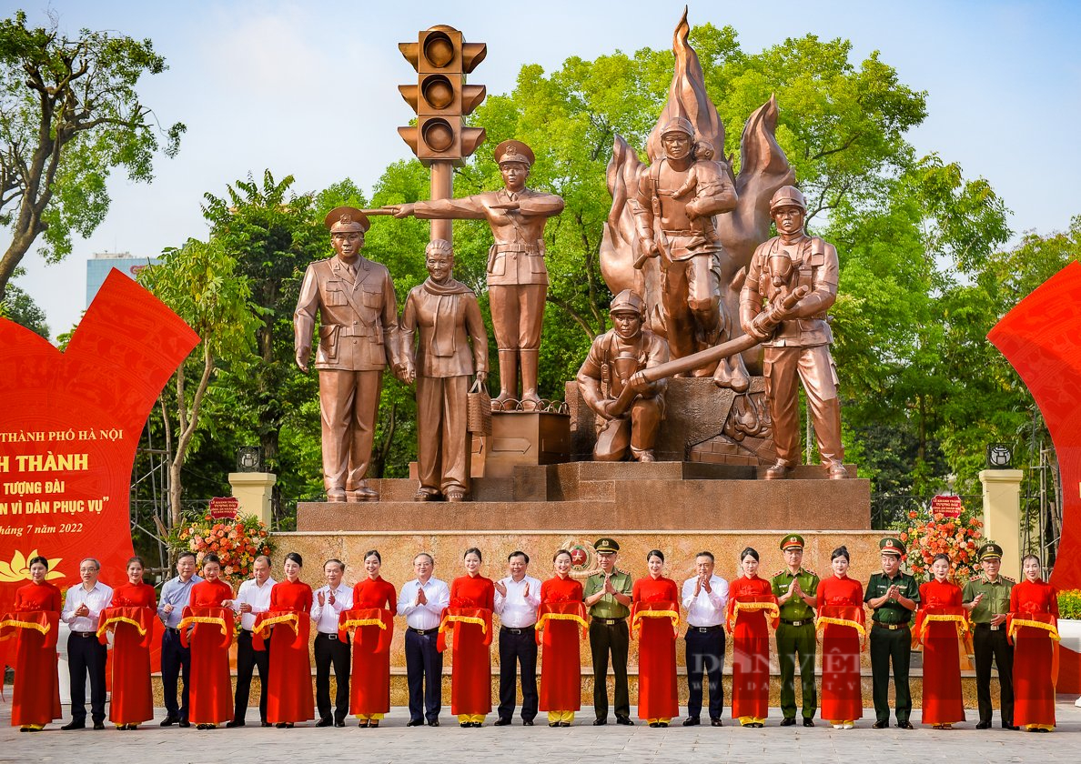 Hình ảnh khánh thành tượng đài “Công an nhân dân vì dân phục vụ” tại Hà Nội - Ảnh 6.