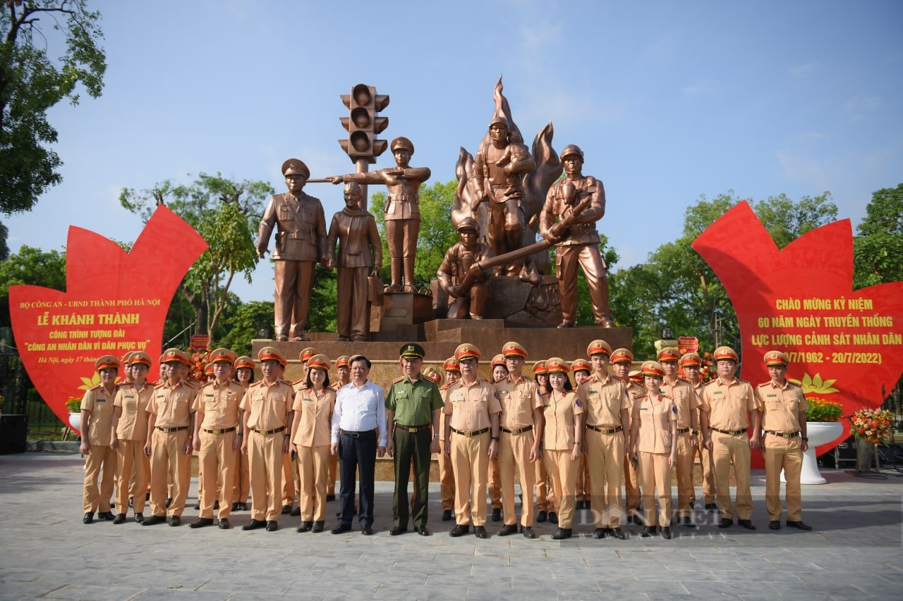 Hình ảnh khánh thành tượng đài “Công an nhân dân vì dân phục vụ” tại Hà Nội - Ảnh 8.