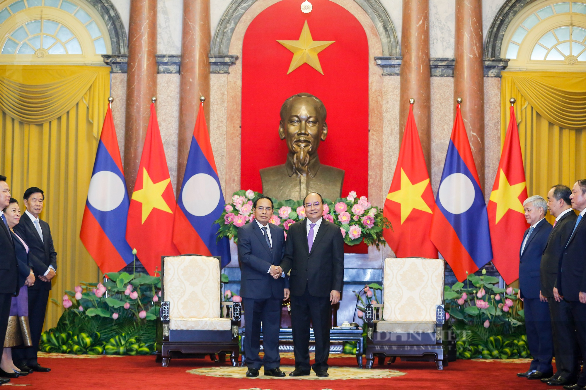 Chủ tịch nước Nguyễn Xuân Phúc đón tiếp và hội đàm với Phó Chủ tịch nước Lào Bounthong Chitmany - Ảnh 1.
